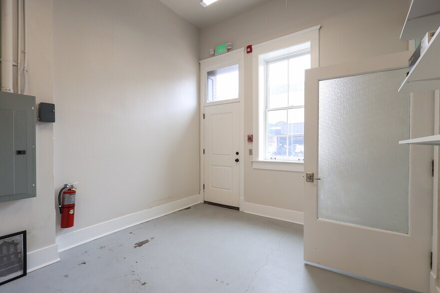 More Photos Of 301-303 W Reed St, Moberly Office For Lease