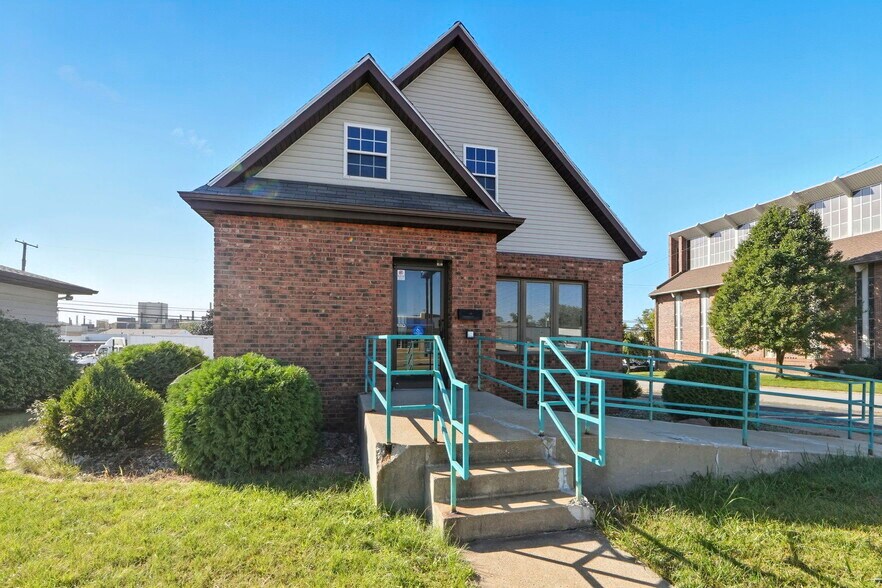 More Photos Of 1804 E Center St, Warsaw Loft Creative Space For Sale