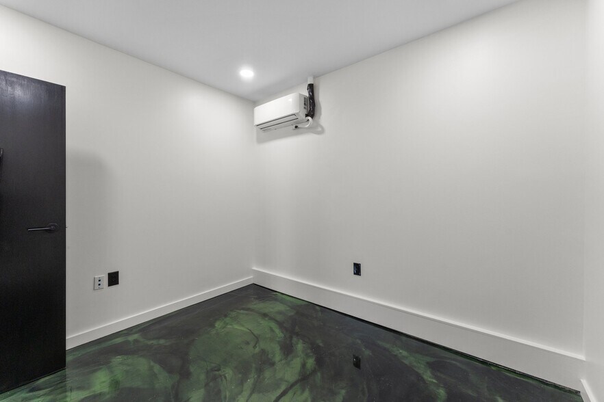 More Photos Of 2988 George Washington Memorial Hwy, Hayes Office For Sale