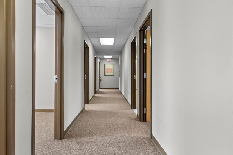 More Photos Of 811 W Main St, Carmel Storefront Retail Office For Lease