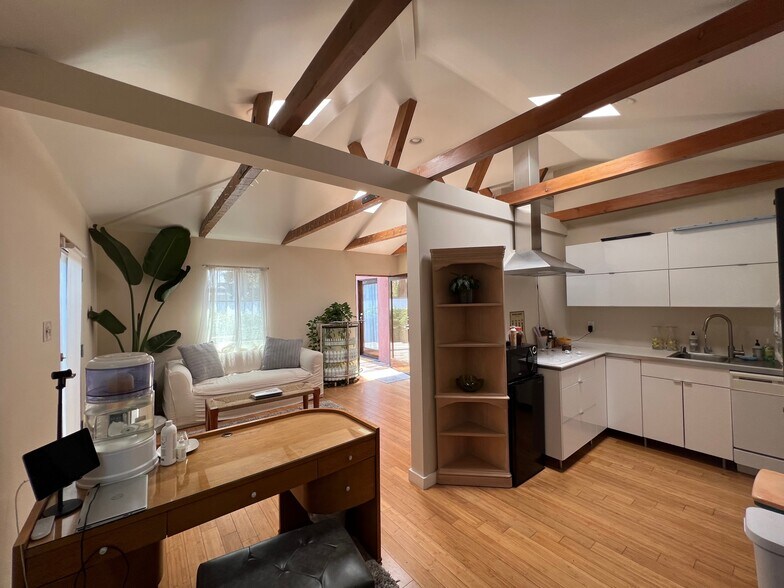 Primary Photo Of 3379-3383 Robertson Pl, Los Angeles Loft Creative Space For Lease