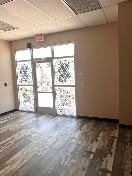 More Photos Of 202-204 N Dooley St, Grapevine Medical For Sale