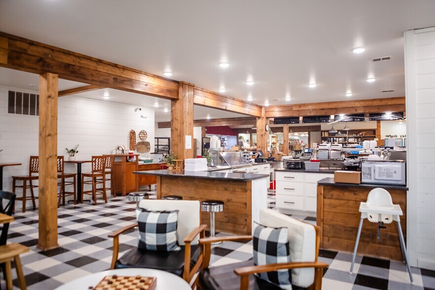 More Photos Of 2015 N Missouri St, Macon Restaurant For Sale