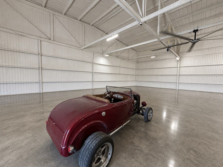 More Photos Of 302 Douglas Dr, Roanoke Airplane Hangar For Sale
