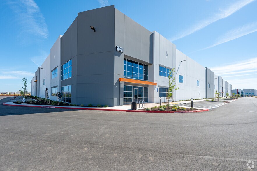 More Photos Of 4525 W Elkhorn Blvd, Sacramento Distribution For Sale
