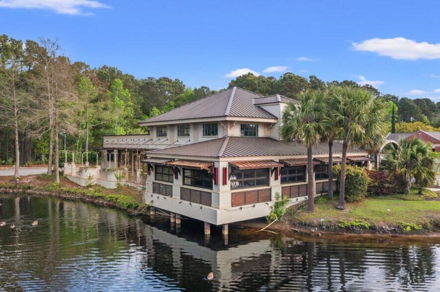 Primary Photo Of 1028 Johnnie Dodds Blvd, Mount Pleasant Restaurant For Sale