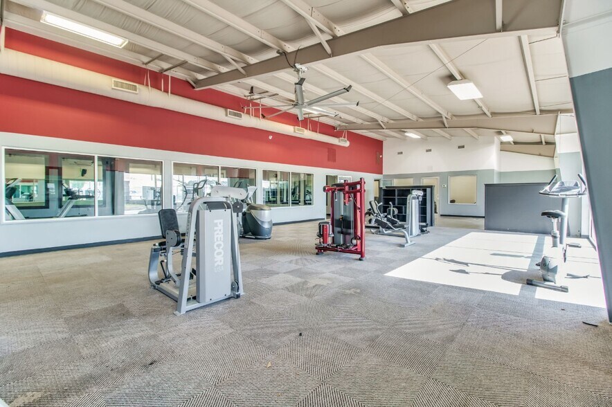 More Photos Of 2500 S Ferdon Blvd, Crestview Storefront For Lease