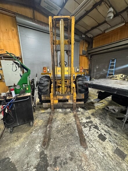 Primary Photo Of 2876 Kentucky 109, Clay Warehouse For Sale