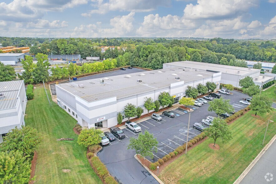 More Photos Of 601 Eagleton Downs Dr, Pineville Light Distribution For Lease