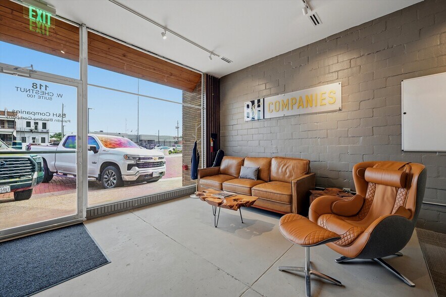 More Photos Of 118 W Chestnut St, Denison Office For Sale