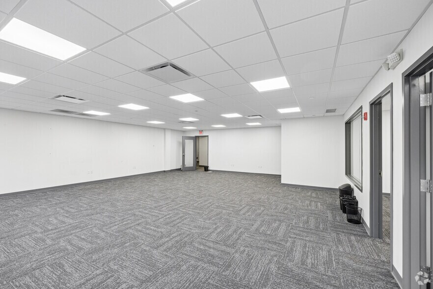 More Photos Of 2 Waterside Crossing, Windsor Office For Sale