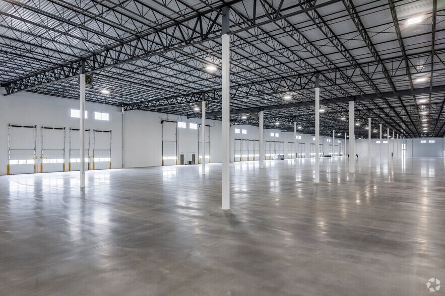 More Photos Of 9141 S 13th St, Oak Creek Warehouse For Lease