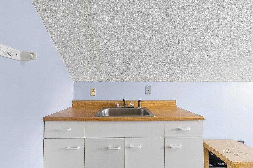 More Photos Of 128 Saltonstall Pky, East Haven Medical For Sale