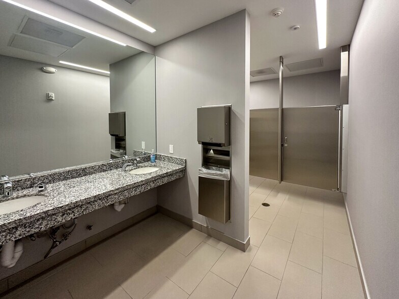 More Photos Of 770 S Post Oak Ln, Houston Office For Lease