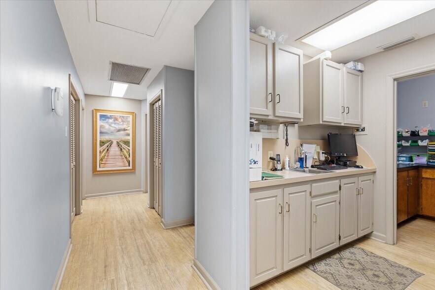 More Photos Of 235-237 John Knox Rd, Tallahassee Medical For Sale