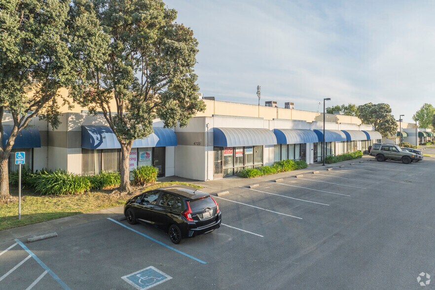 More Photos Of 4723 Tidewater Ave, Oakland Showroom For Lease