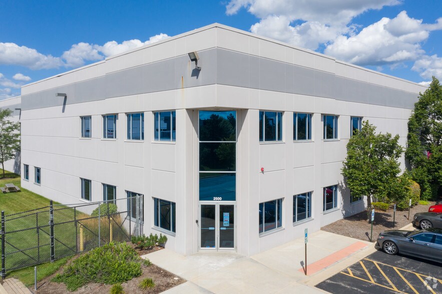 More Photos Of 2450-2520 Northwest Pky, Elgin Manufacturing For Lease