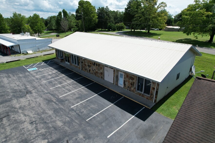 More Photos Of 7426 Maynardville Hwy, Knoxville Veterinarian Kennel For Sale