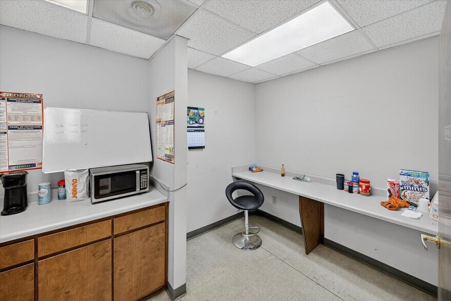 More Photos Of 4308 Interstate Dr, Macon-Bibb Office For Lease