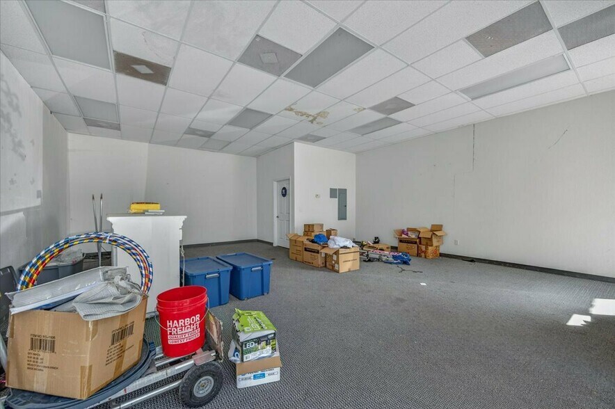 More Photos Of 8339 W Elm Ave, San Joaquin General Retail For Lease