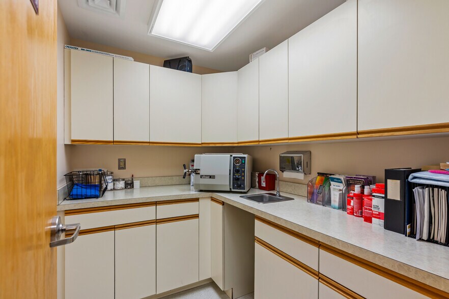 More Photos Of 85 Church St, Middletown Medical For Sale