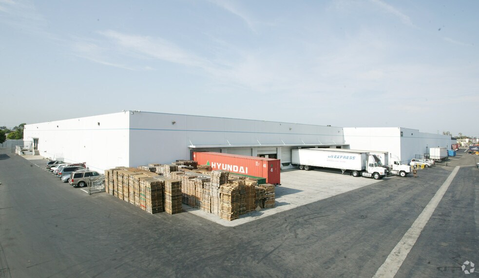 More Photos Of 3020-3070 E Victoria St, Compton Distribution For Lease