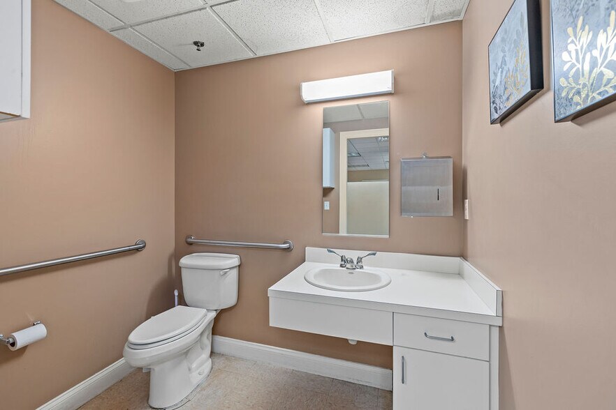 More Photos Of 1555 Indian River Blvd, Vero Beach Medical For Lease