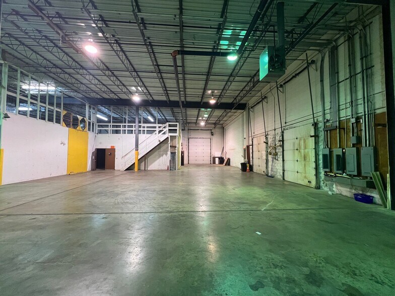 More Photos Of 301 Ruthar Dr, Newark Flex For Lease