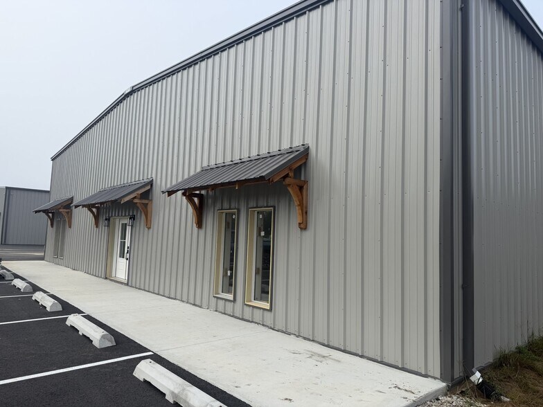 Primary Photo Of 3304 Hutchinson Ave, Adel Light Manufacturing For Lease