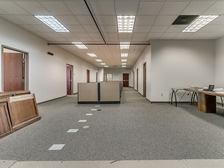 More Photos Of 9802 N Morgan Rd, Yukon Office For Sale