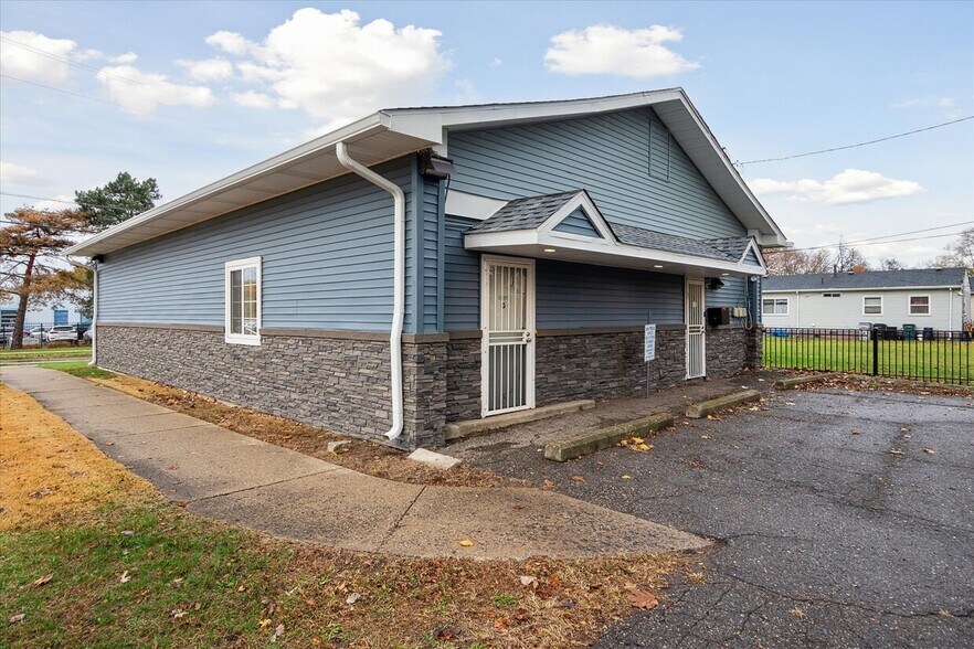 More Photos Of 22610 Rosewood St, Oak Park Office Residential For Sale