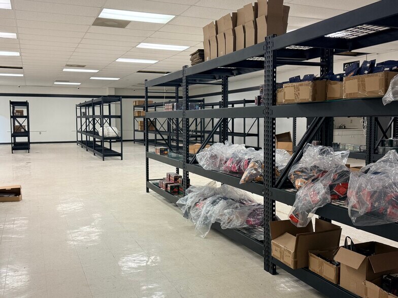 More Photos Of 28 Hawthorn Ln, Saint Marys Flex For Sale