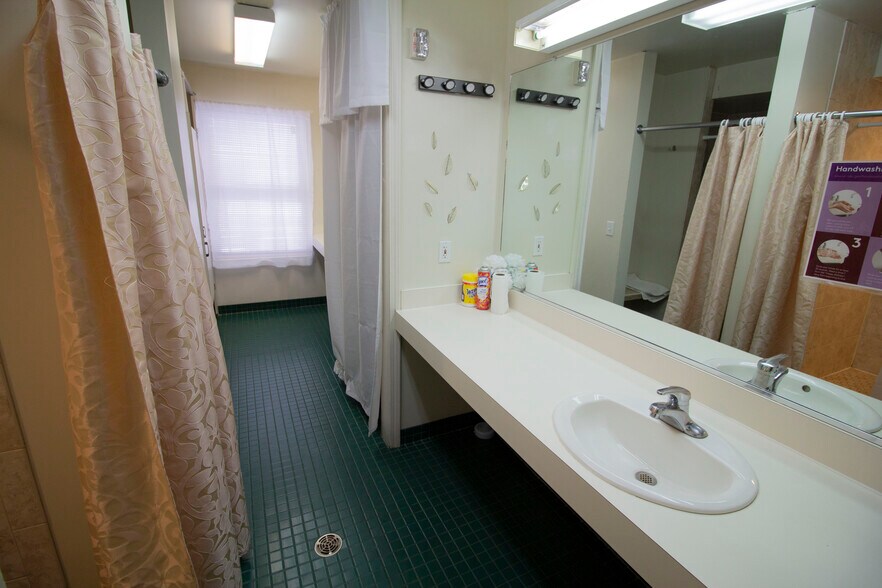 More Photos Of 3125 W Michigan Ave, Kalamazoo Dormitory For Sale