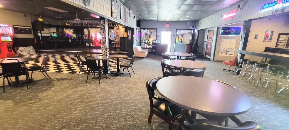 More Photos Of 118 E Jackson Ave, Iola General Retail For Sale