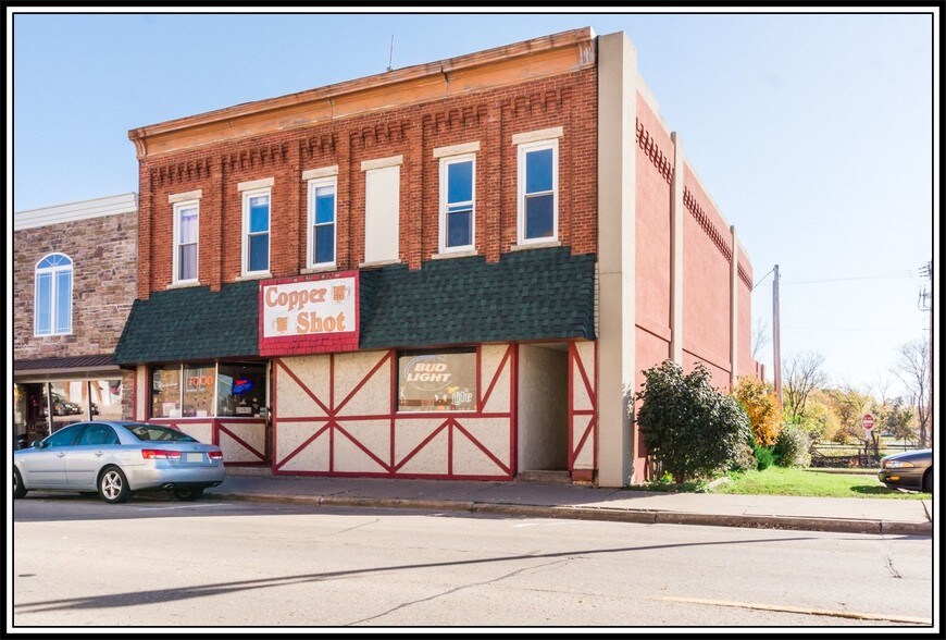 More Photos Of 318 W North Water St, New London Bar For Sale