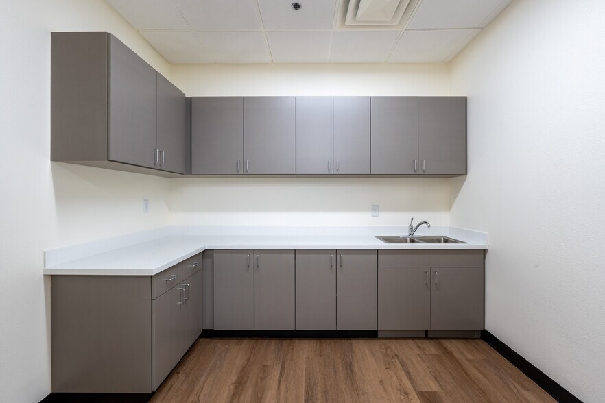 More Photos Of 1250 E Hadley St, Phoenix Distribution For Lease