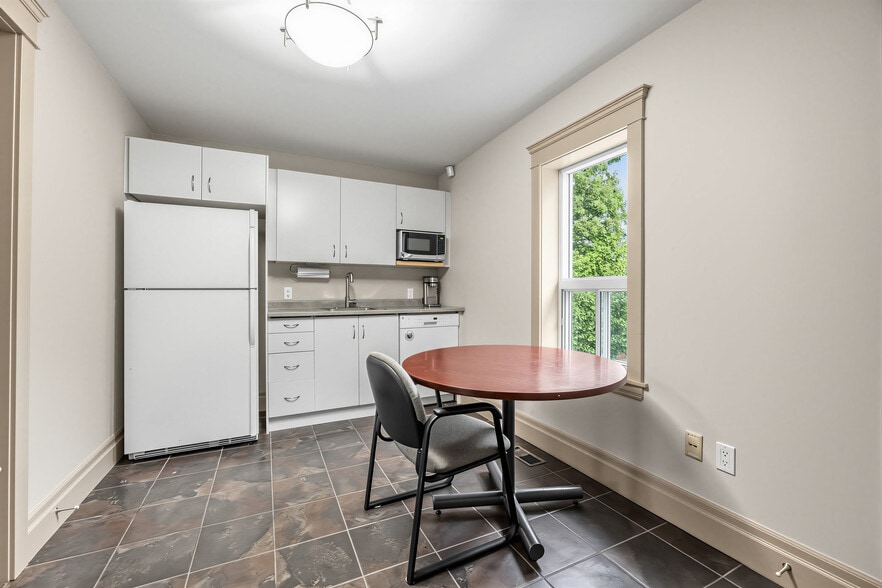 More Photos Of 3569 Cawthra Rd, Mississauga Office For Sale