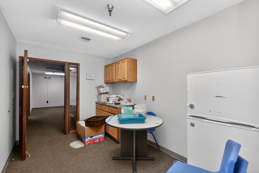 More Photos Of 1017 E 7th St N, Newton Office For Sale