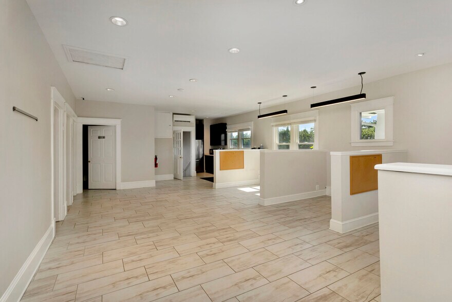 More Photos Of 1000 Oakwood St, Fredericksburg Office For Sale