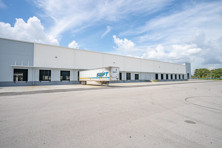 More Photos Of 1620 NW 215th St, Miami Gardens Unknown For Lease