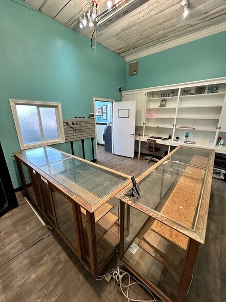 More Photos Of 13 E Park Ave, Empire General Retail For Lease