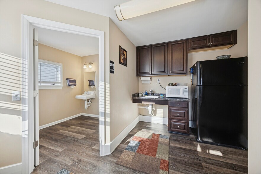 More Photos Of 46 Hilltown Pike, Line Lexington Office For Sale