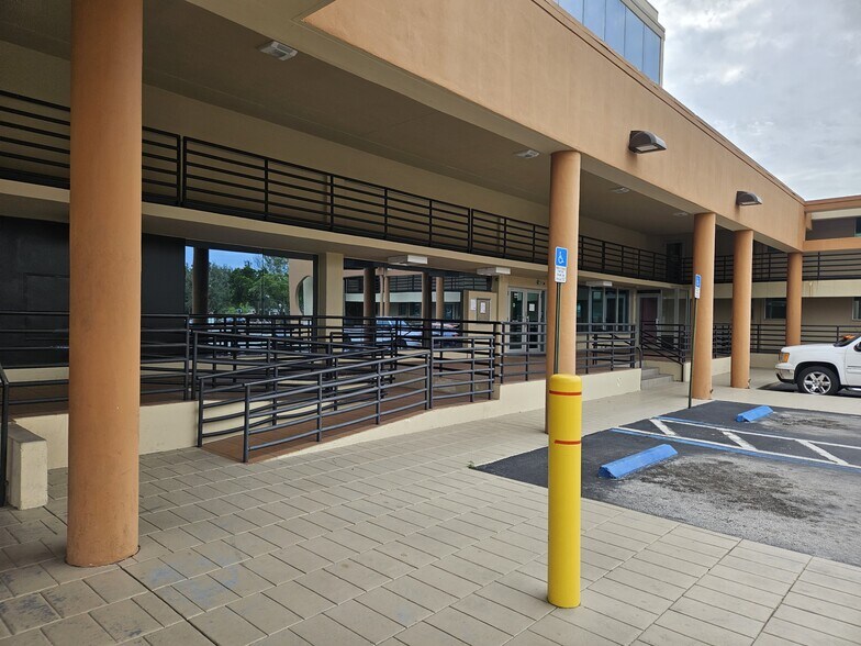 More Photos Of 6600 W Taft St, Hollywood Medical For Lease