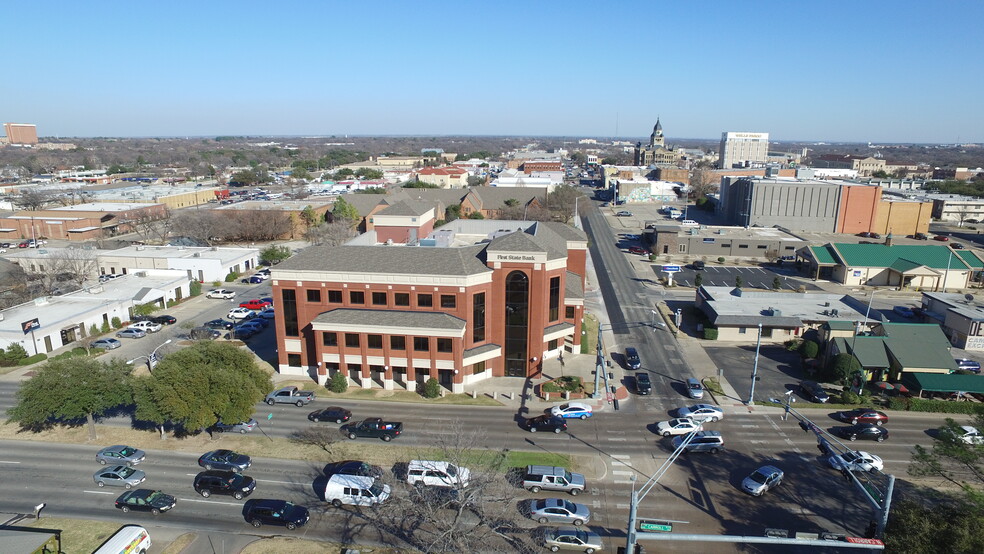 More Photos Of 400 W Oak St, Denton Office For Lease