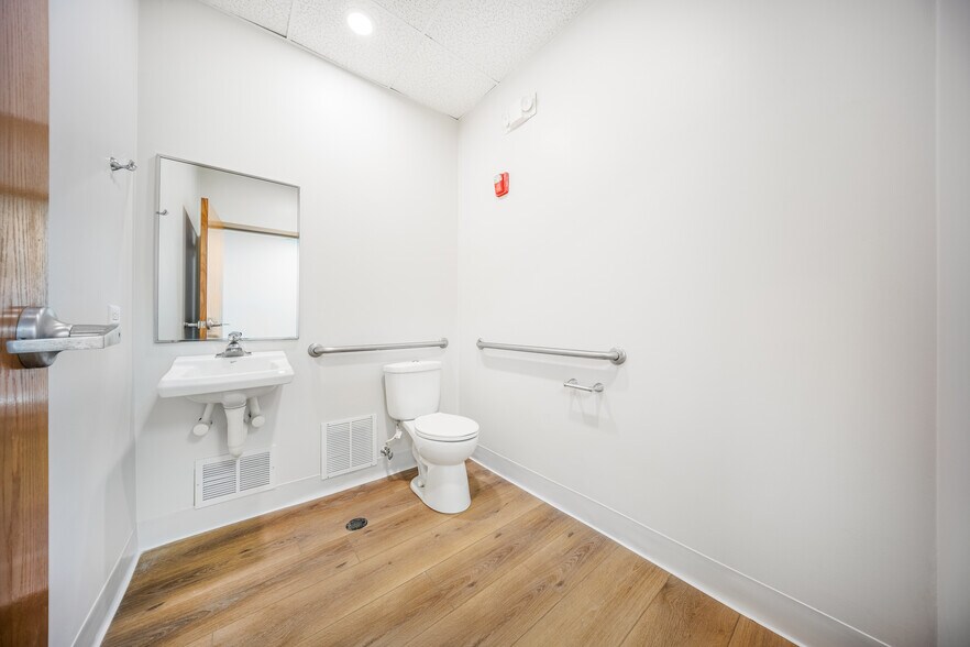 More Photos Of 1221 Commerce Dr, Crete Warehouse For Lease