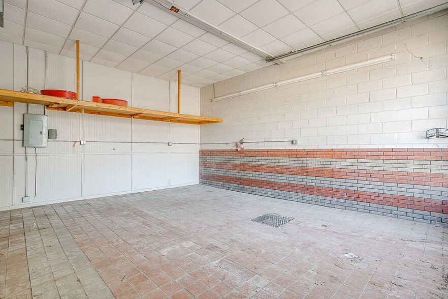 More Photos Of 5715 Azle Ave, Fort Worth Storefront Retail Office For Lease