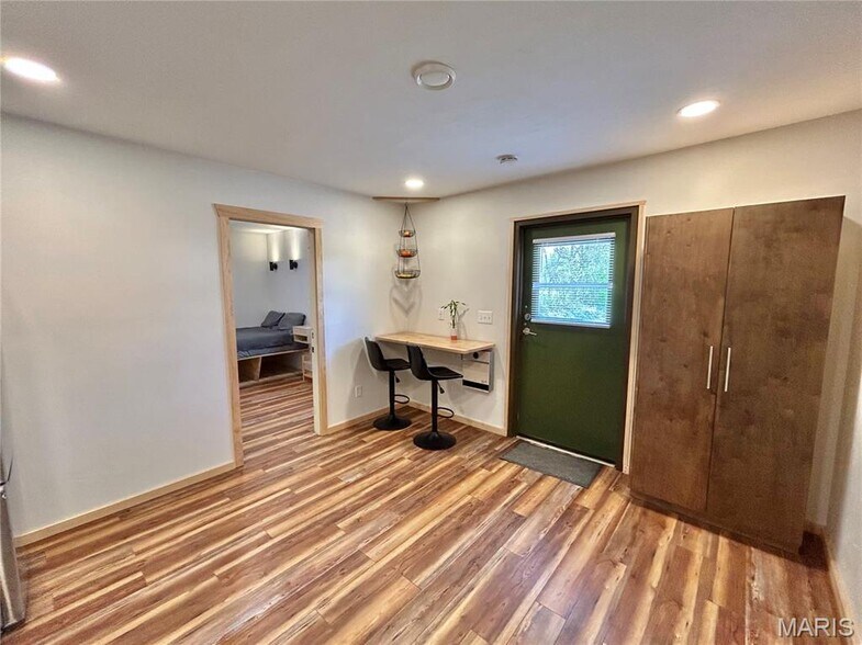 More Photos Of 306 E Franklin St, Salem Flex For Sale