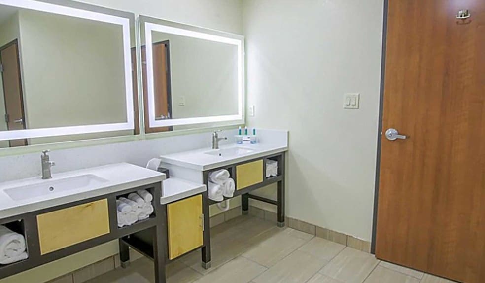 More Photos Of 220 N Expressway 77, Raymondville Hotel For Sale