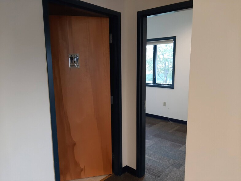 More Photos Of 550 Cayuga Rd, Buffalo Self Storage For Lease