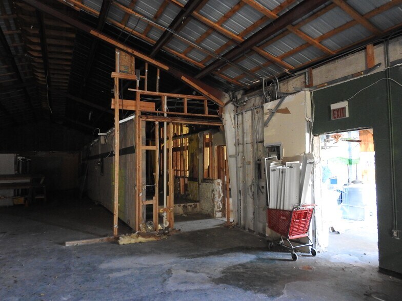 More Photos Of 628 Meridian St N, Huntsville Freestanding For Lease